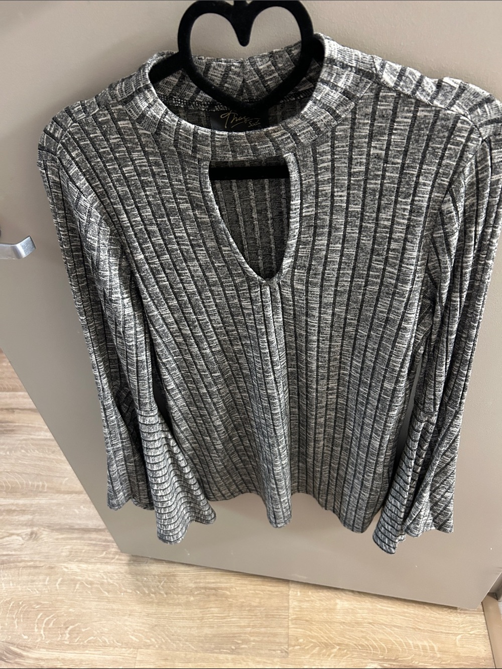 Thalia Sodi Gray Ribbed Bell Sleeve Keyhole Top